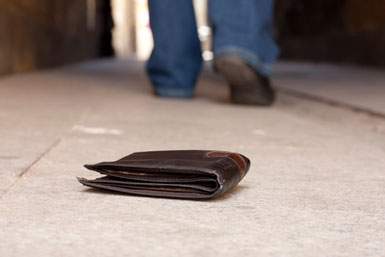 5 Things to Never Keep in Your Wallet