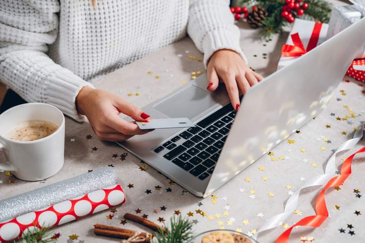 The Pros and Cons of Using Credit Cards for Holiday Shopping